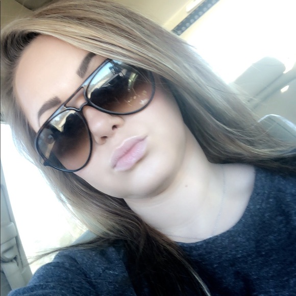 Meet your Posher, Tori - Picture 1 of 1